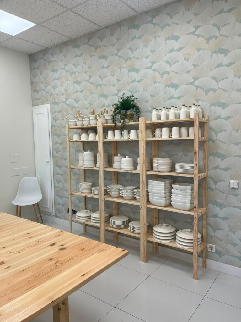 Piezas de ceramica artesanal hechas a mano en el taller Almas de Barro