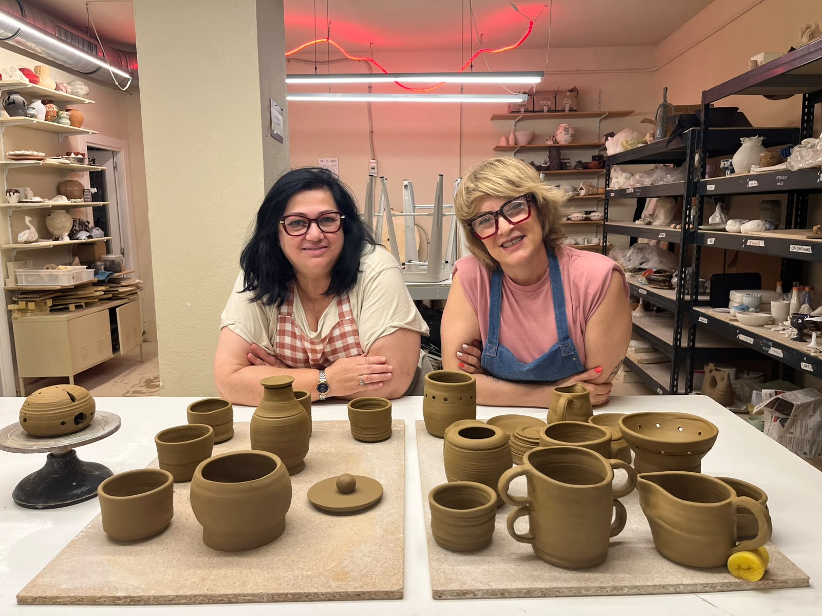 Virginia y Marijo con piezas de cerámica recién torneadas, antes de la primera cocción