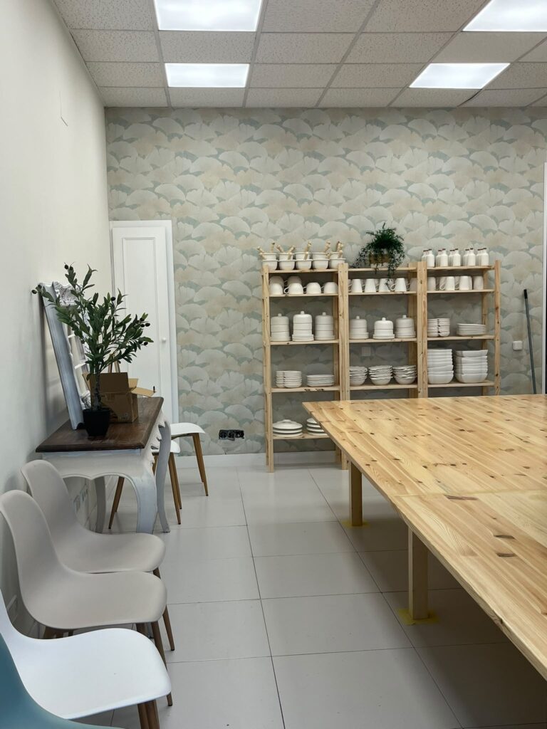 Sala luminosa del taller de ceramica Almas de Barro