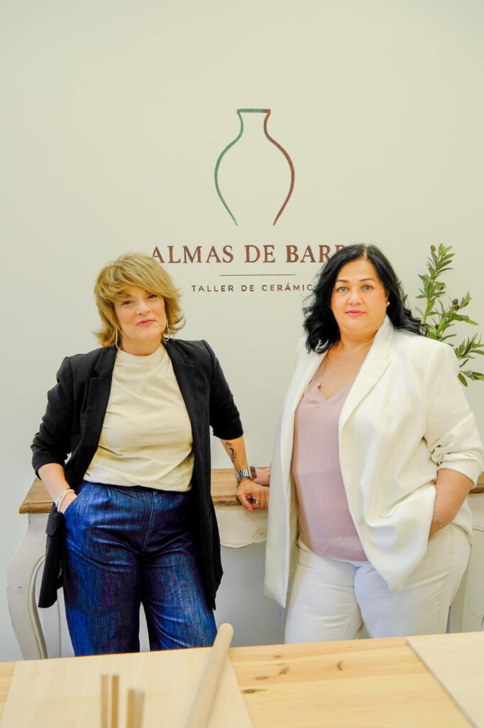 Las fundadoras de Almas de Barro en su taller de cerámica de Vitoria-Gasteiz