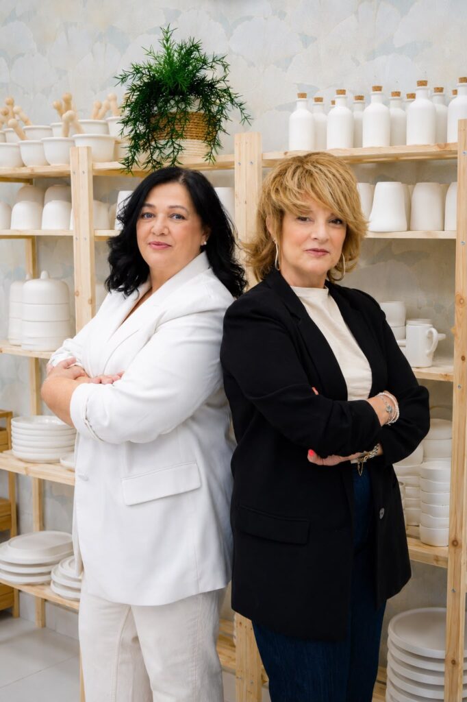 Virginia y Marijo, ceramistas fundadoras de Almas de Barro, en el taller