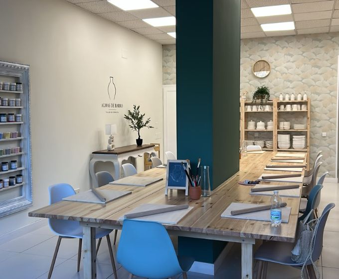 Espacio de cerámica en Vitoria: la sala del taller con la mesa larga y las estanterías de esmaltes
