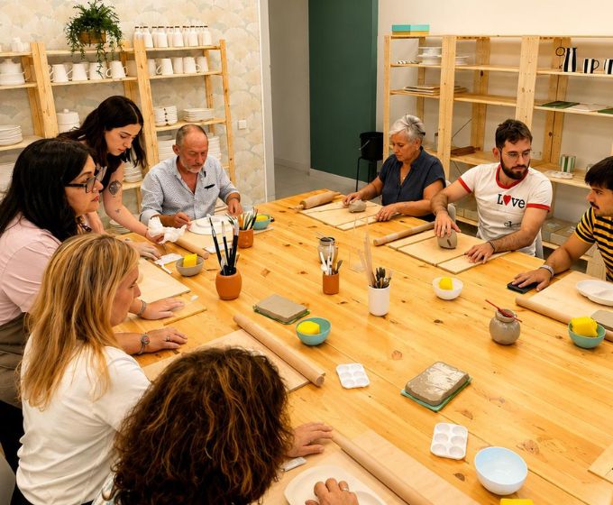 Experiencia de cerámica en grupo alrededor de la mesa del taller de Vitoria-Gasteiz