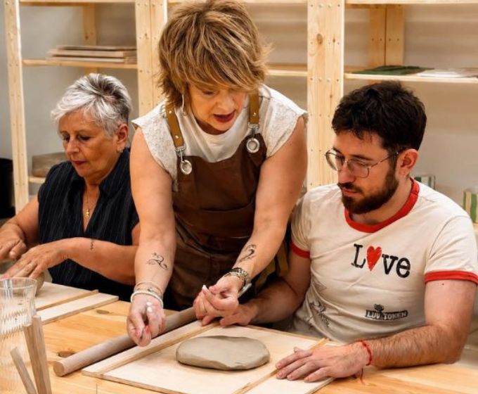 Clases de cerámica para adultos en Vitoria-Gasteiz: la monitora guía el trabajo con el rodillo